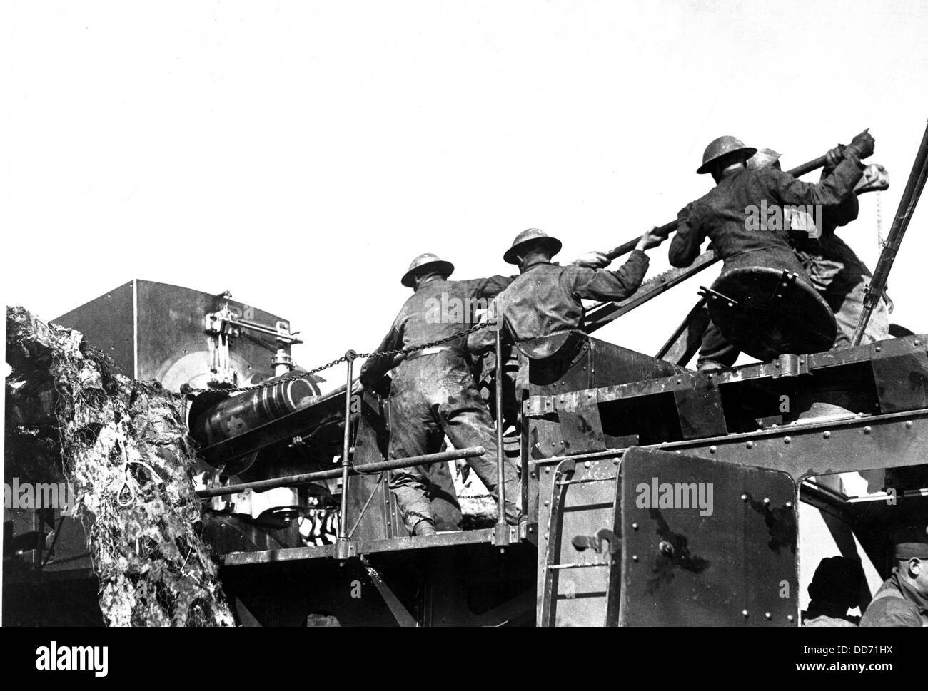 Vier amerikanische Soldaten eine mobile Eisenbahn Waffe laden. Die Waffe abgefeuert massiven 13,9 Zoll Kaliber Muscheln am Argonne vorne. Stockfoto