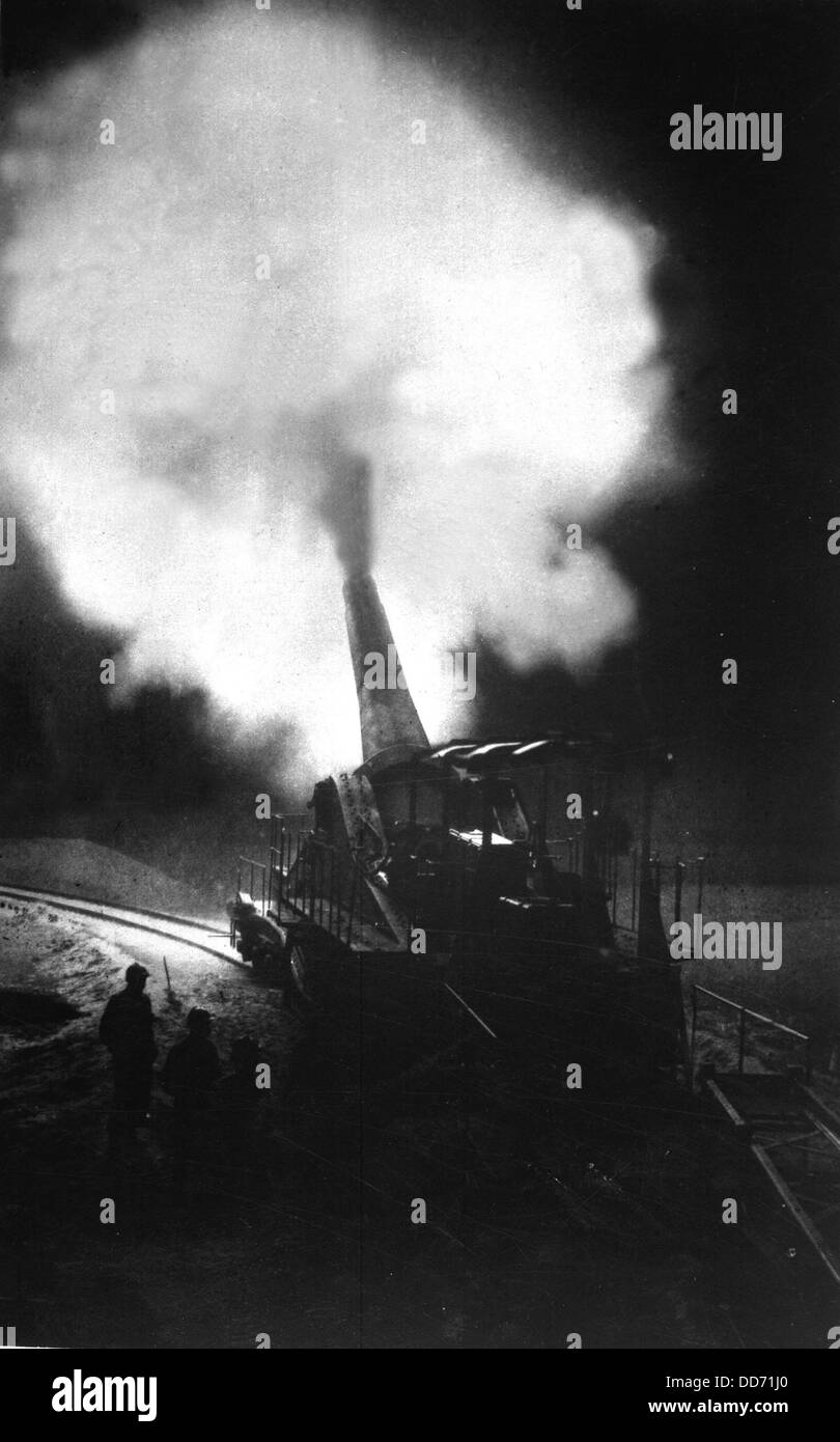 Größte französische Waffe im Moment der Zündung während einer Nacht Bombardierung. Den ersten Weltkrieg Kanone abgefeuert 12,5 Zoll (320mm) Muscheln. Stockfoto