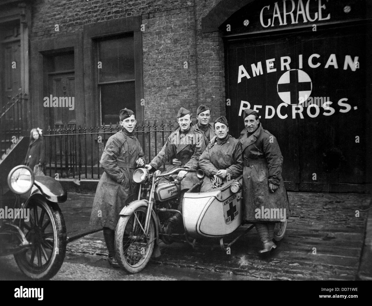 American Red Cross Einsatzkräfte ihre Harley Davidson Motorrad mit Beiwagen in Großbritannien. Weltkrieg ca. 1918. Stockfoto