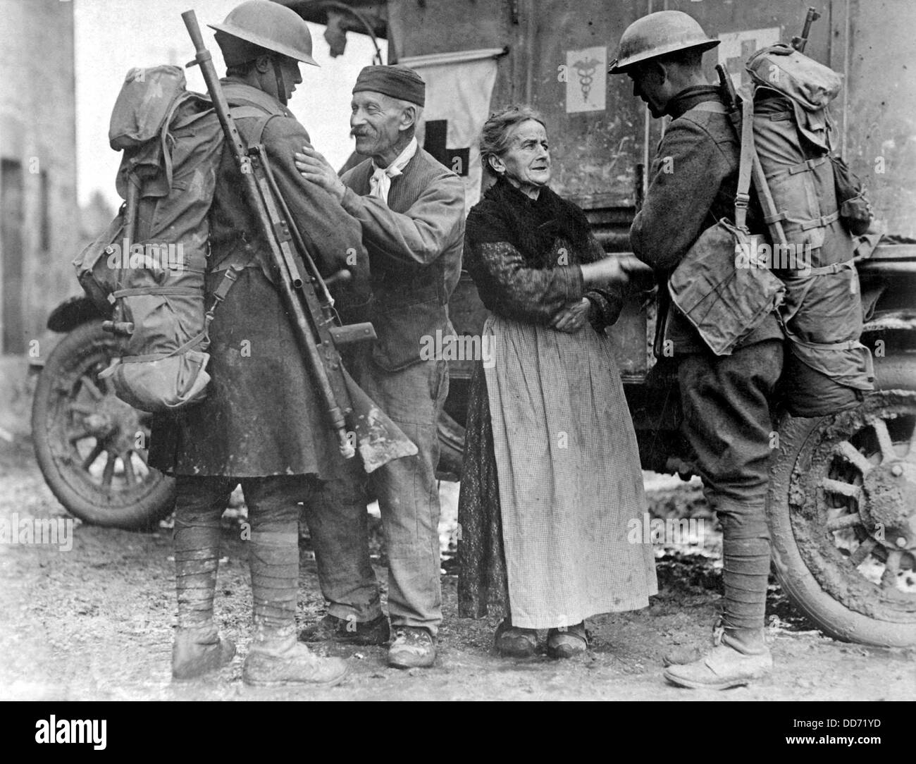 M. und MME Baloux Brieulles-Sur-Bar, Frankreich, ertrug deutschen Besatzung seit vier Jahren Gruß amerikanische Soldaten in der Stockfoto