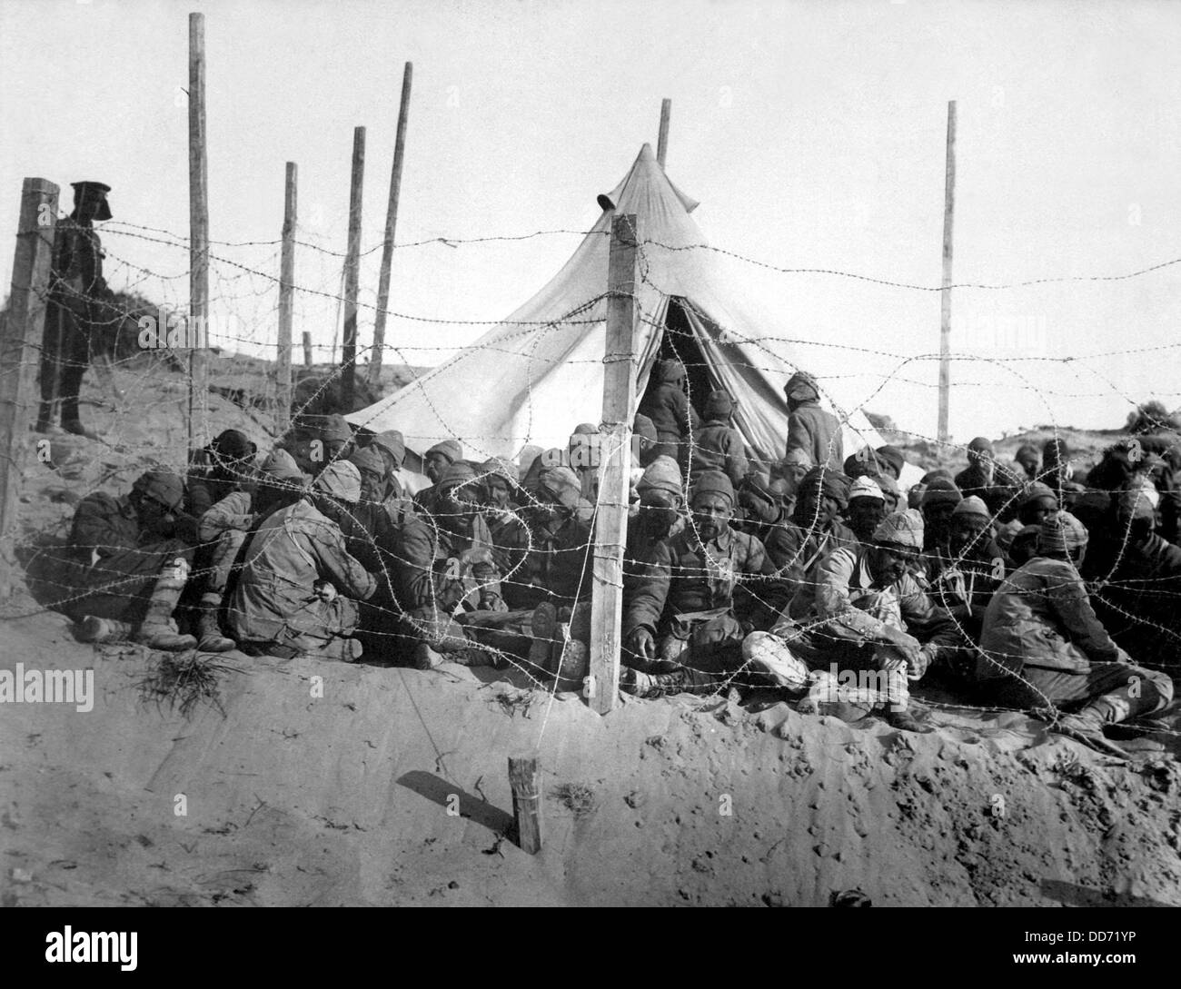 Türkischen Gefangenen hinter Stacheldraht bei Seddul Bahr während der ersten Weltkrieges Dardanelles Kampagne. 1915. Stockfoto