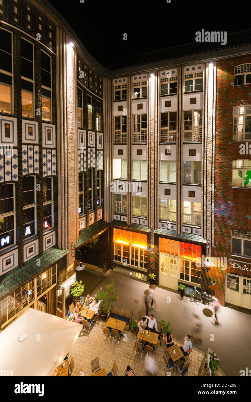 Belebten Restaurants am Abend in eine Hackeschen Hof oder einen Hof am Hackescher Markt in Mitte Berlin Deutschland Stockfoto