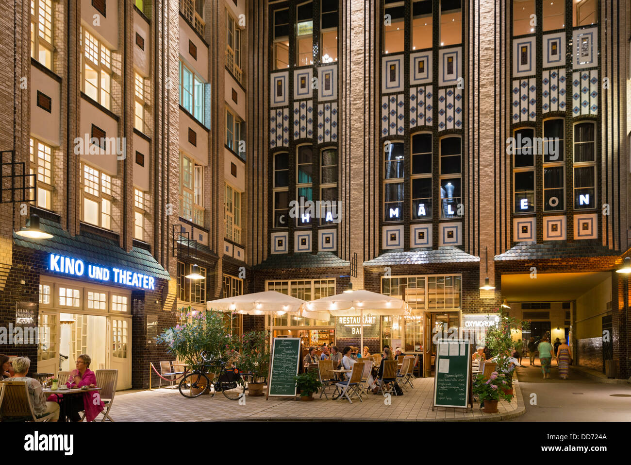 Belebten Restaurants am Abend in eine Hackeschen Hof oder einen Hof am Hackescher Markt in Mitte Berlin Deutschland Stockfoto