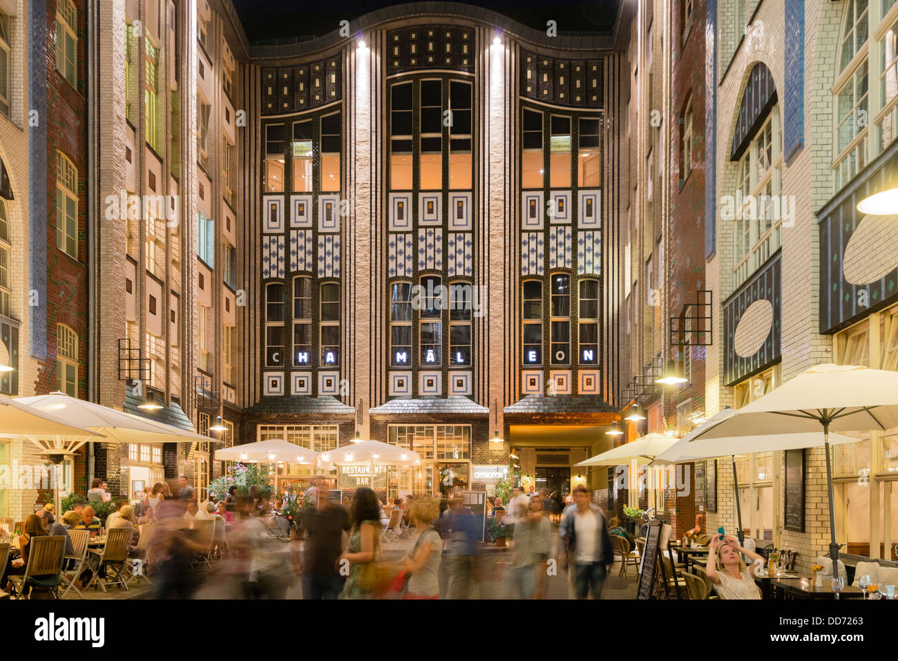 Belebten Restaurants am Abend in eine Hackeschen Hof oder einen Hof am Hackescher Markt in Mitte Berlin Deutschland Stockfoto