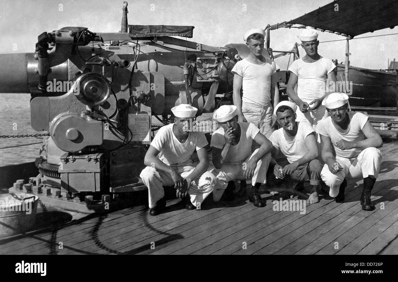 US-Segler, die die fünf Zoll Waffe auf einen amerikanischen Zerstörer crew. Weltkrieg 1917-1918. Stockfoto