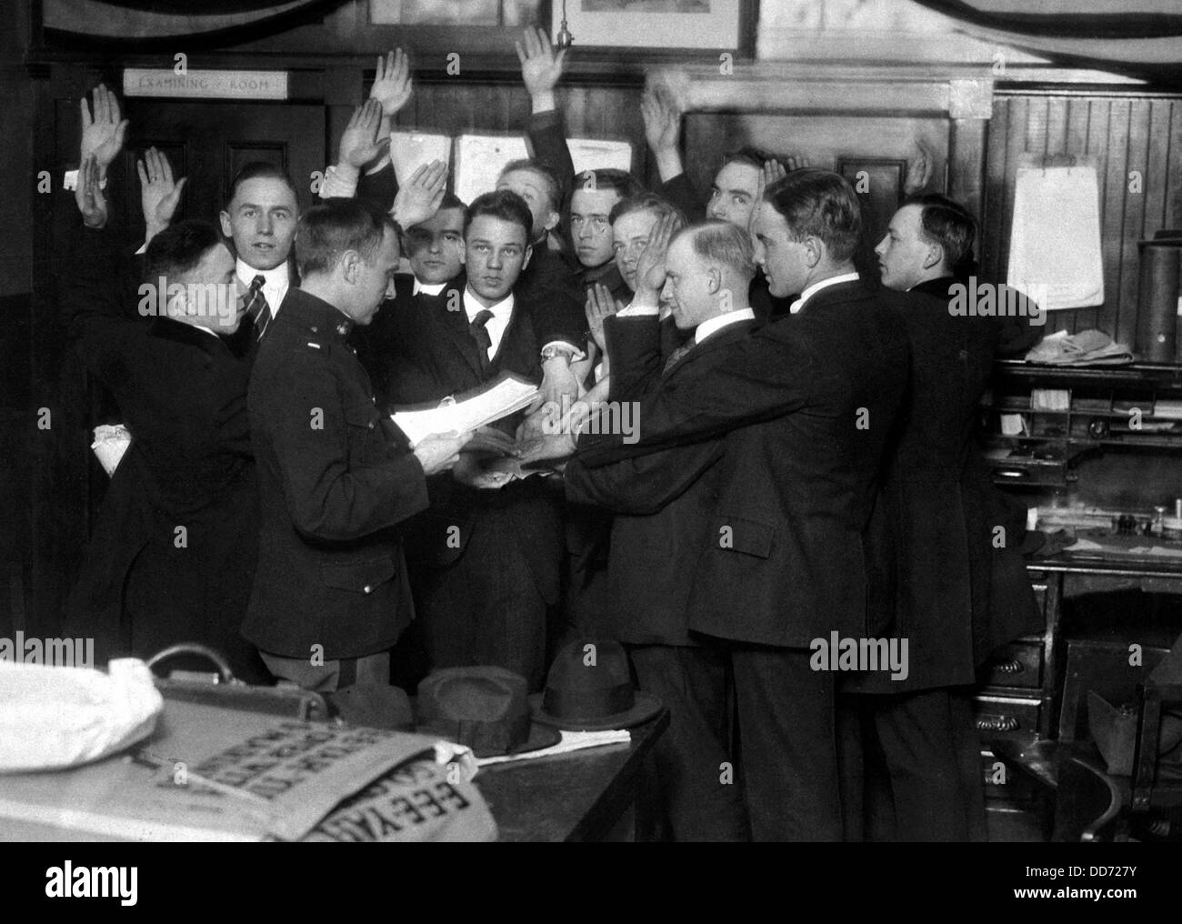 Rekruten für US Marine Corps Vereidigung bei der Personalbeschaffung, New York City. Weltkrieg ca. 1918. Stockfoto