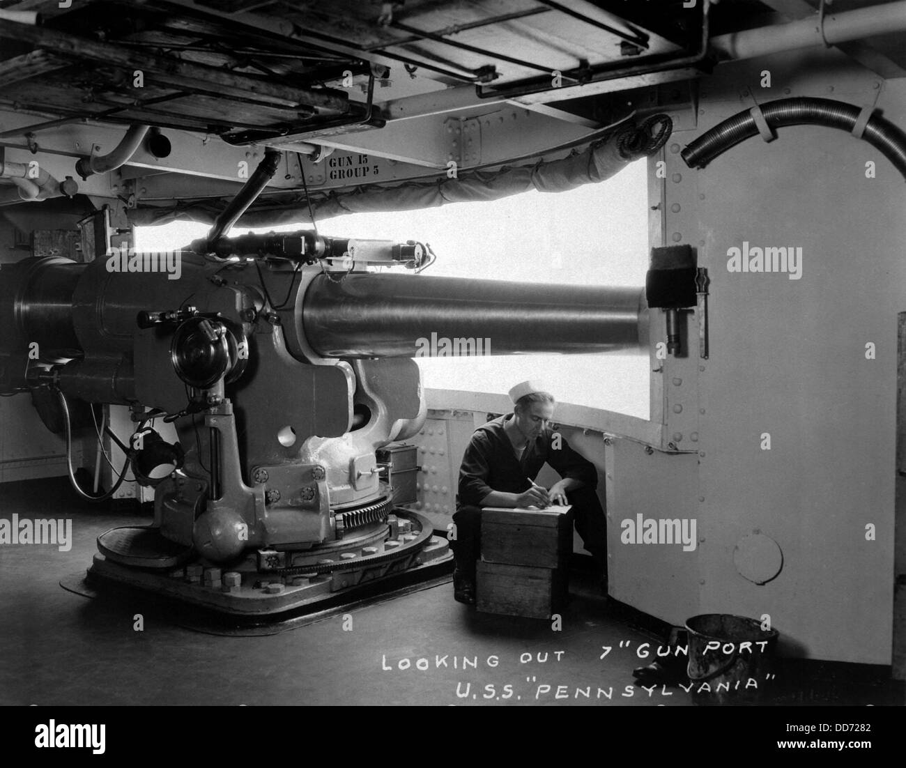 7-Zoll-Geschütz Port, USS Pennsylvania Ausschau. Sie war ein super-Dreadnought-Schlachtschiff der US Navy. Der Matrose schreiben neben der Stockfoto