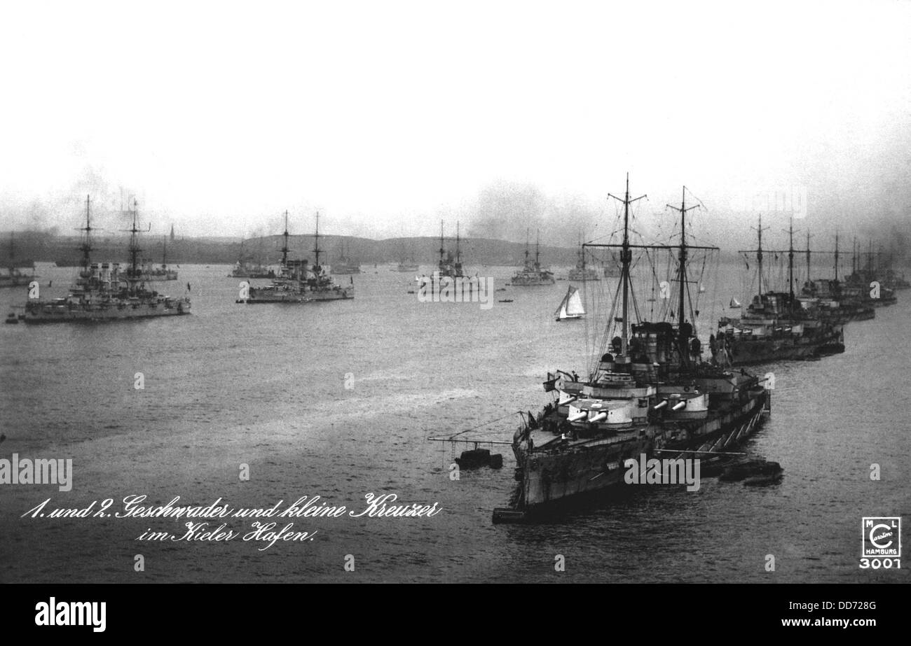Erste und zweite deutsche Schlachtschiff-Geschwader und kleine Kreuzer der deutschen Marine im Hafen von Kiel, Deutschland. Ca. 1911-14. Stockfoto