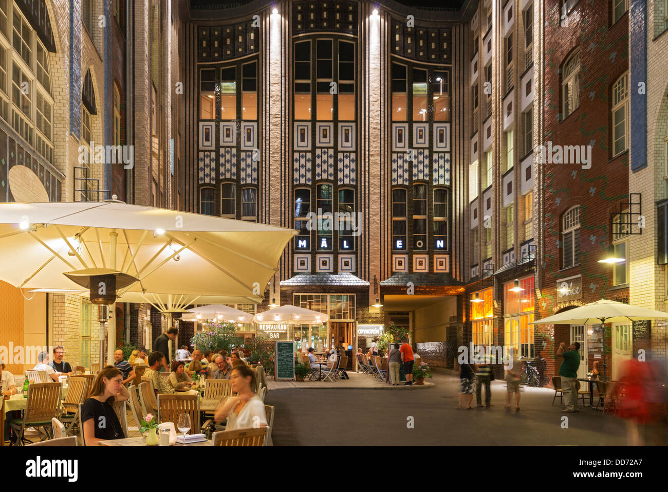 Belebten Restaurants am Abend in eine Hackeschen Hof oder einen Hof am Hackescher Markt in Mitte Berlin Deutschland Stockfoto