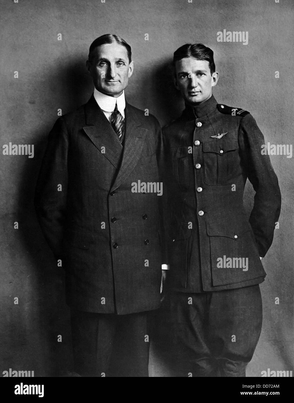 William McAdoo, Secy. von der Schatzkammer, und sein Sohn William, Jr., der in der Luftfahrtbranche der Marine im ersten Weltkrieg war. Stockfoto