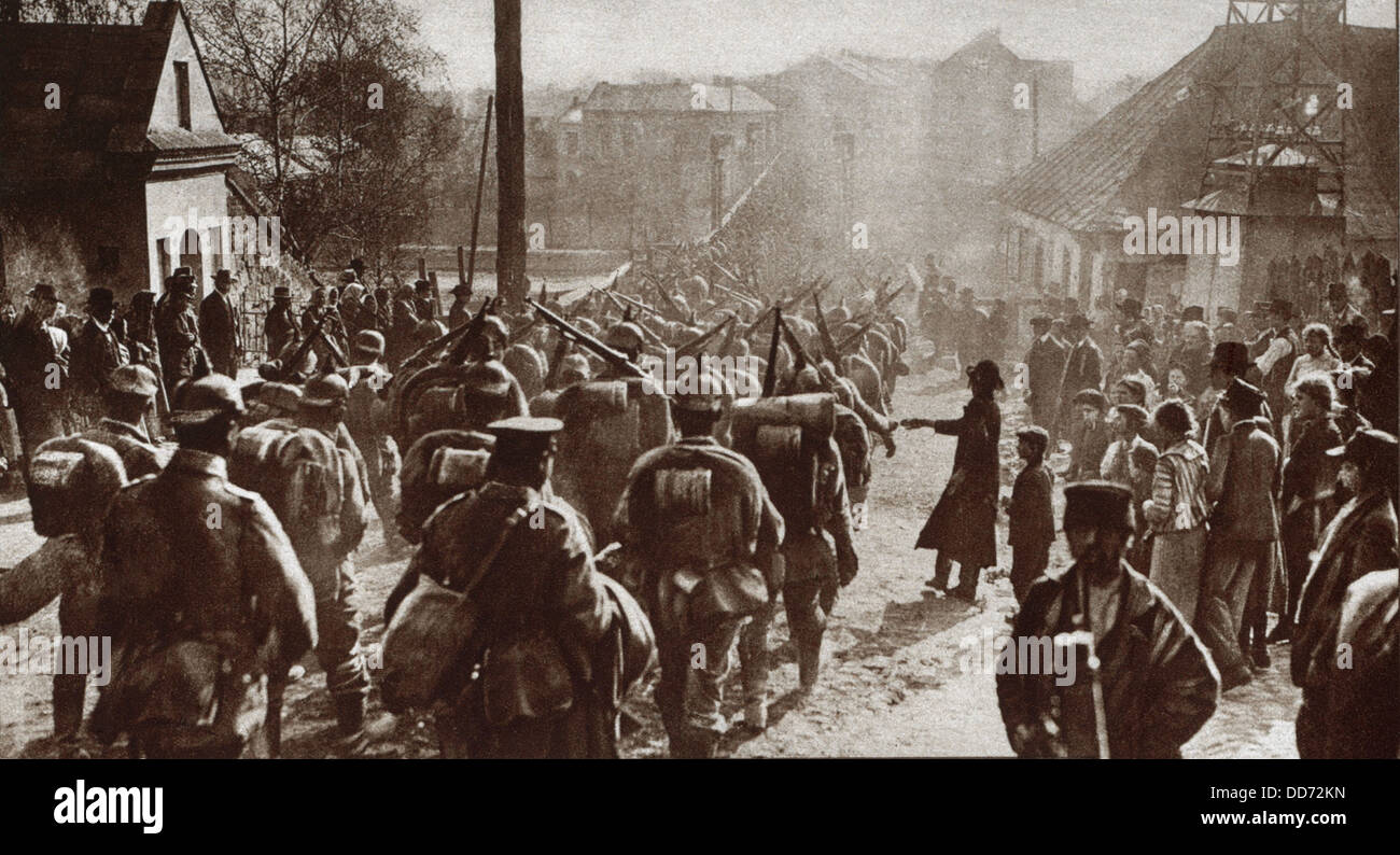 1. Weltkrieg. Deutsche Infanterie vorbei durch die Stadt Neu Sandoc, bei der Verfolgung der zurückweichenden russischen Armeen des Großherzogs Stockfoto