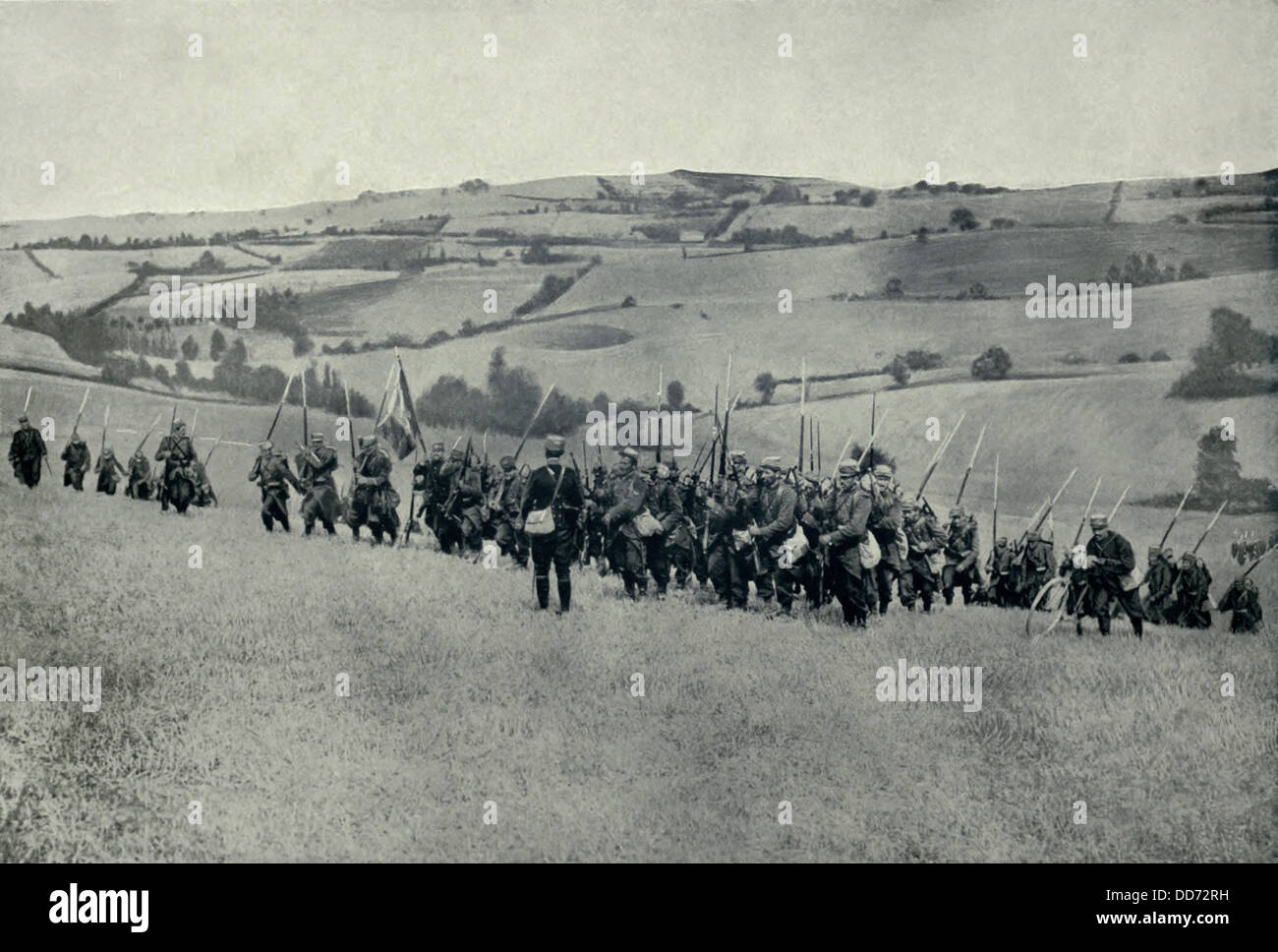 1. Weltkrieg. Französische Infanterie, einen Hügel des hügeligen Landes von Nord-Ost-Frankreich klettern. Ca. 1914 / 15. Stockfoto