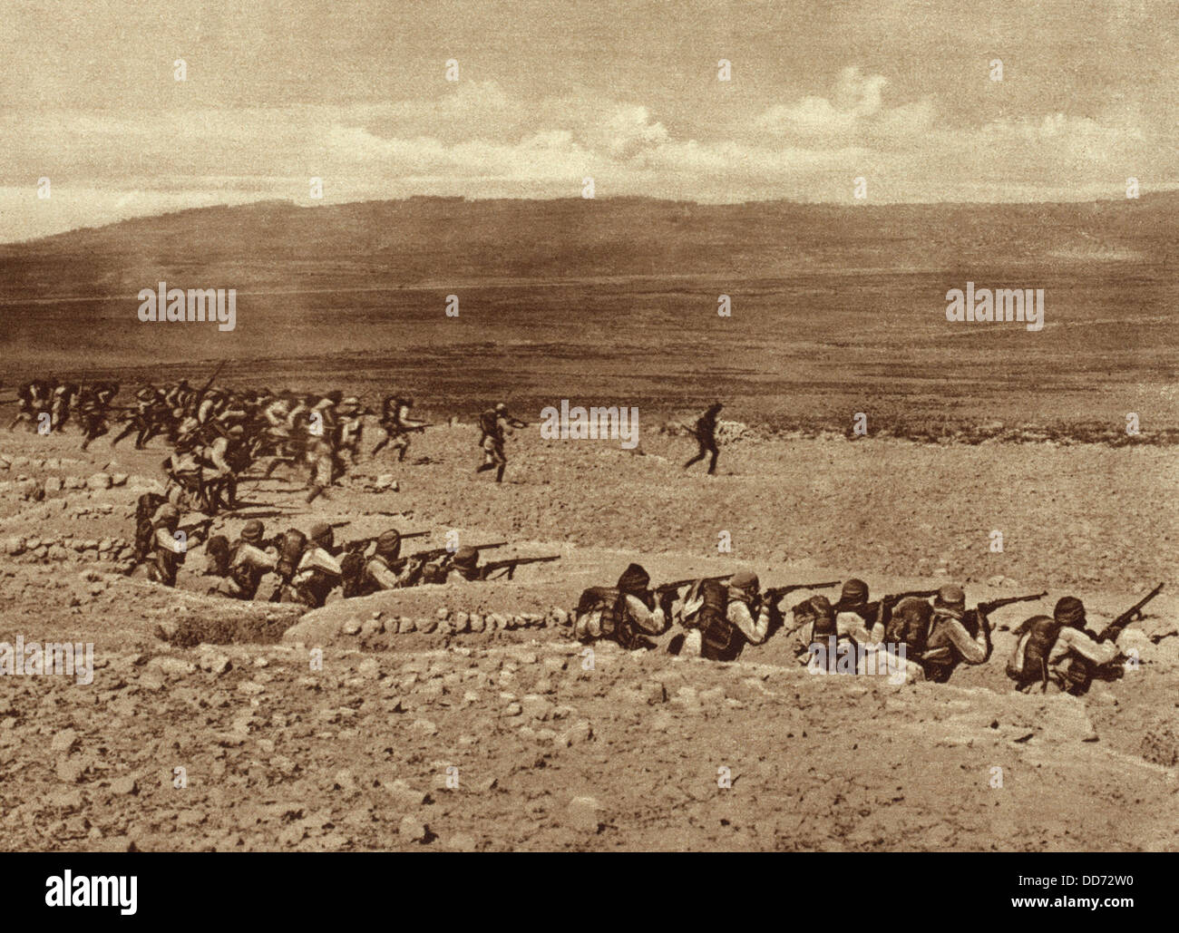 1. Weltkrieg. Türkische Truppen verlassen ihrer Gräben gegen eine Gebühr in einer Schlacht mit französischen und britischen Truppen in den frühen Stadien Stockfoto