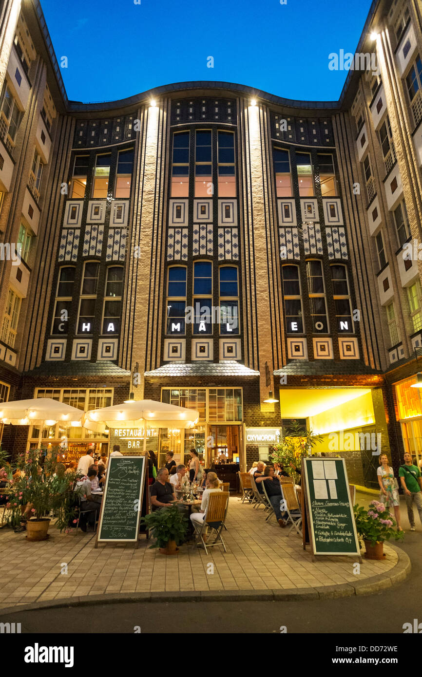 Belebten Restaurants am Abend in eine Hackeschen Hof oder einen Hof am Hackescher Markt in Mitte Berlin Deutschland Stockfoto
