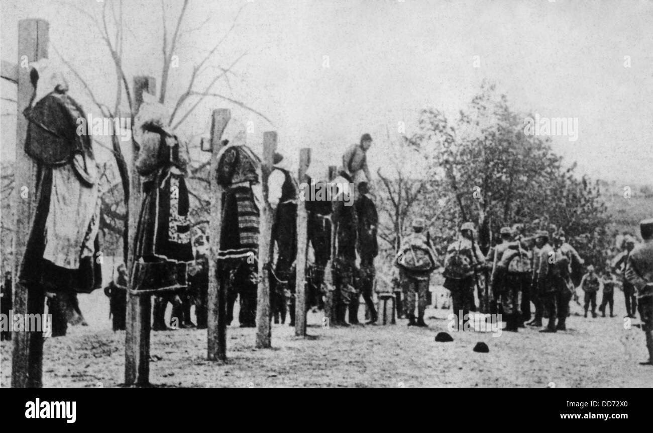 1. Weltkrieg. Serbische Zivilisten hingerichtet von österreichischen Soldaten, gehören drei Frauen. Ca. 1914-18. Stockfoto