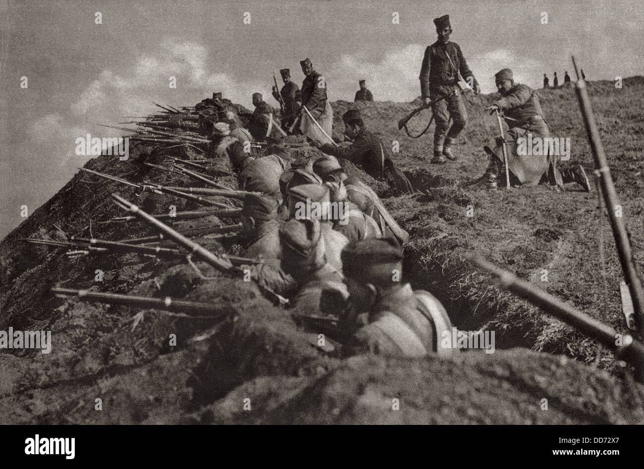 1. Weltkrieg. Trench Position Serbiens auf der Kuppe eines Hügels. Ca. 1914-18. Stockfoto