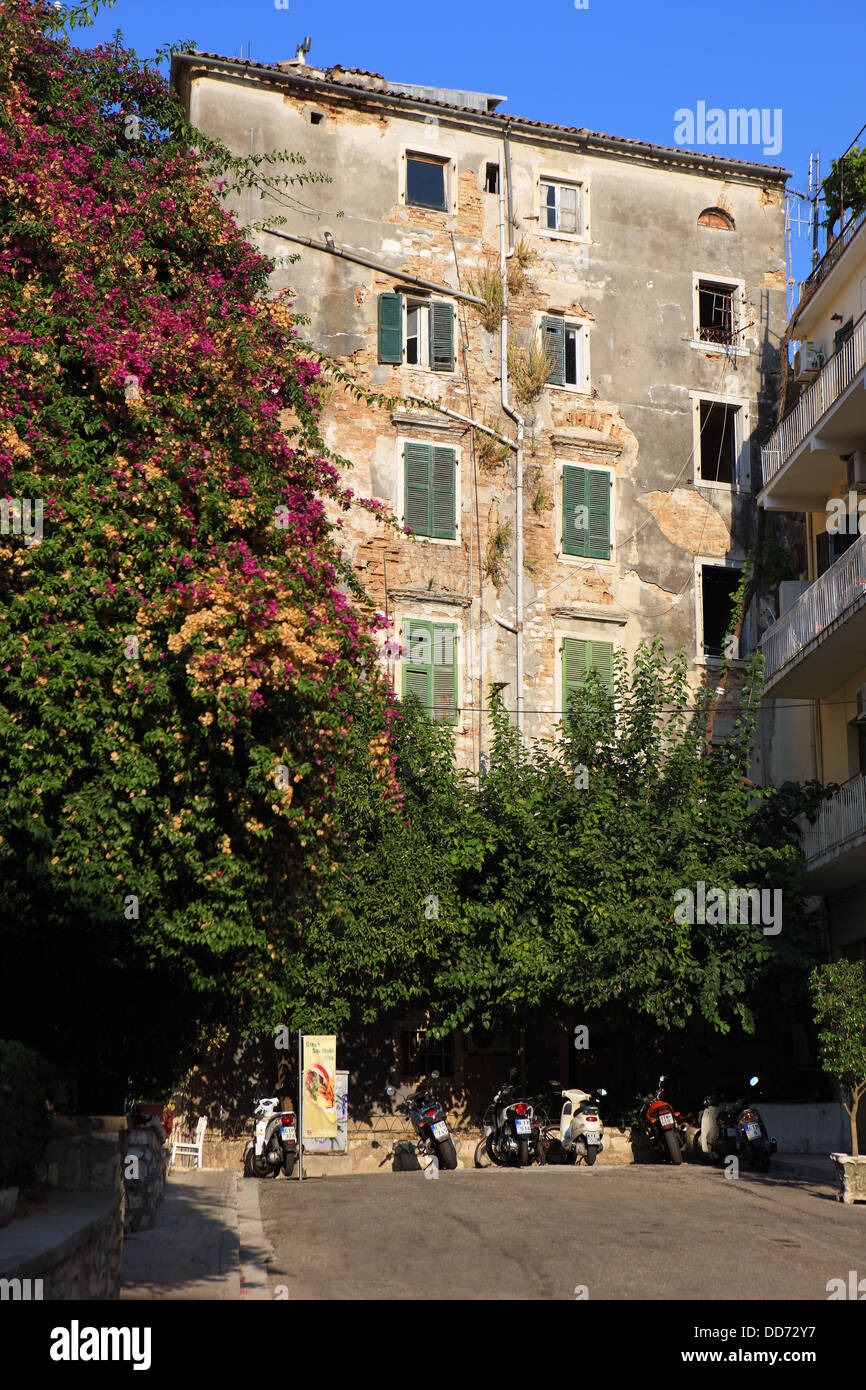 Typische heruntergekommen malerische Gebäude in Korfu-Stadt in Griechenland Stockfoto