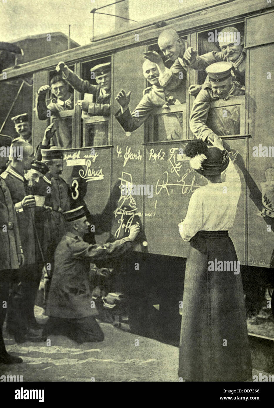 1. Weltkrieg. Deutsche Soldaten auf einen Zug nach der Westfront in den ersten Tagen des Krieges. Ein Zuschauer zieht eine Stockfoto