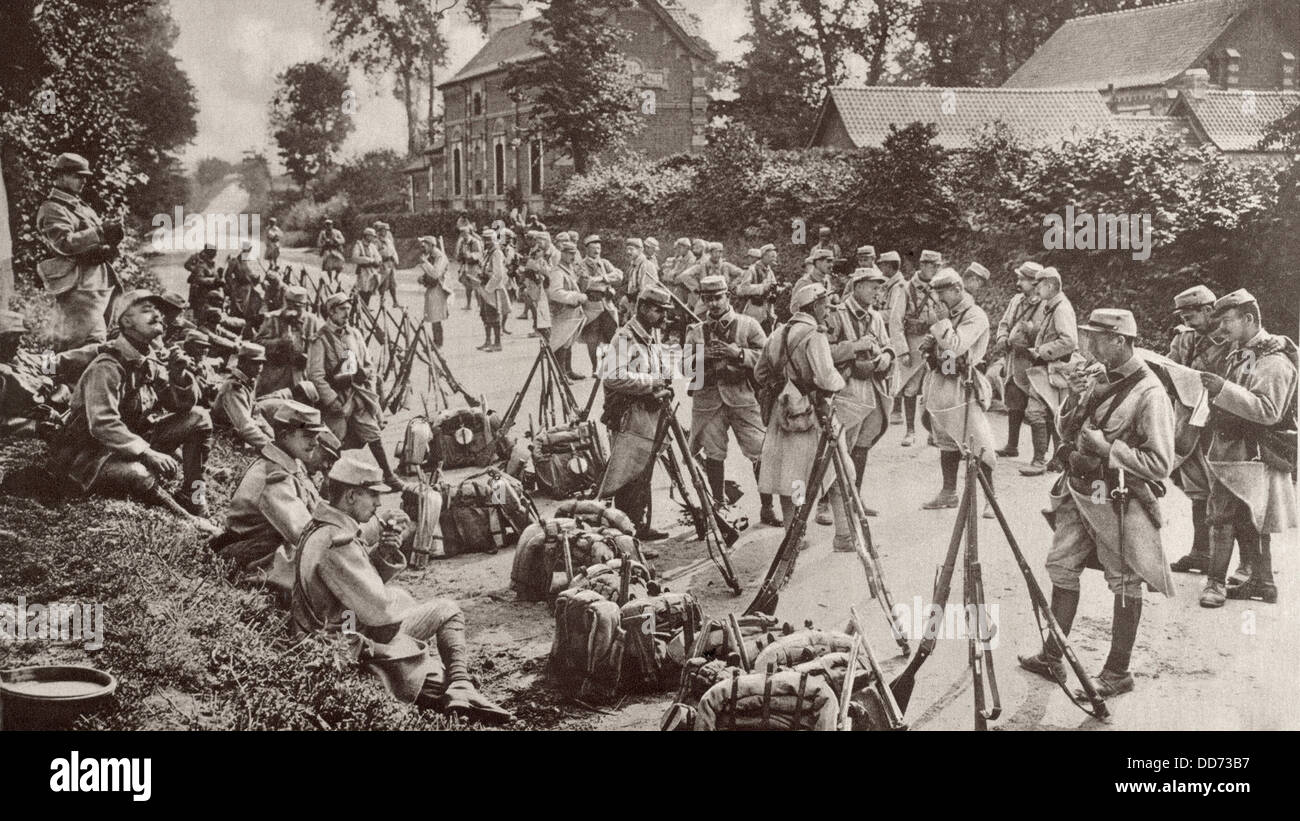 WW 1 Französisch Infanterie ruht mit Gewehren und Packungen platziert auf der Straße. Wahrscheinlich 1914. Die Westfront Armeen waren sehr mobil Stockfoto