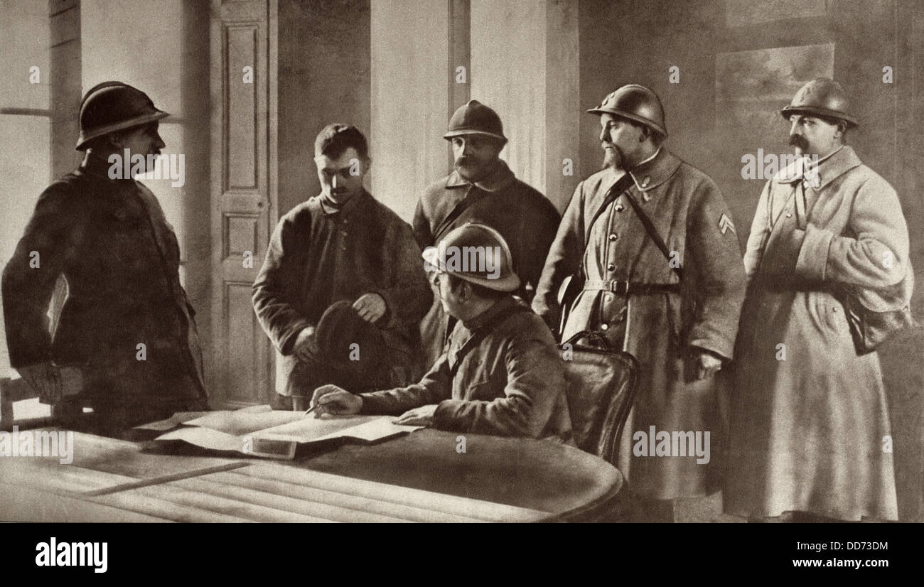 Französische Offiziere, die Vernehmung eines deutschen Gefangenen während des 1. Weltkrieges. Wahrscheinlich 1914. Er geriet an Moronvilliers, Frankreich, Stockfoto