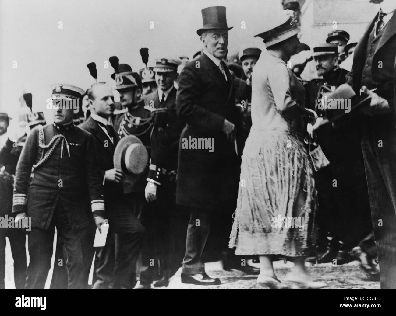 Präsident Wilson in Versailles der Friedensvertrag zu unterzeichnen. Juli 1919. Begleitet wird er von seiner Frau, Edith Bolling Wilson. Stockfoto