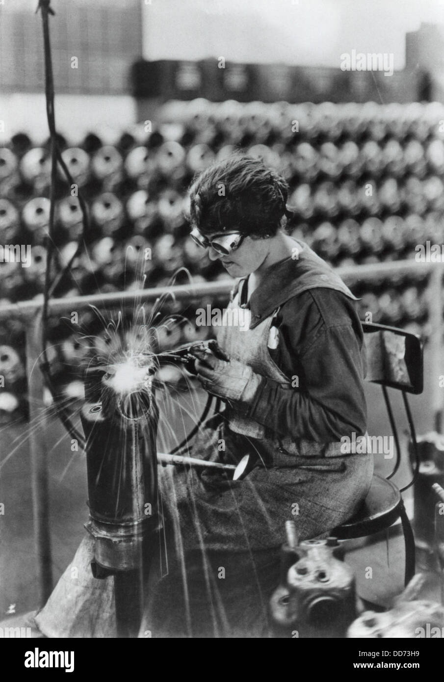 Amerika WW1 Arbeitnehmerin Arsenal. 1918 sie schweißt ein Wassermantel für ein Maschinengewehr. Thewaterjacket hält die Waffen aus Stockfoto