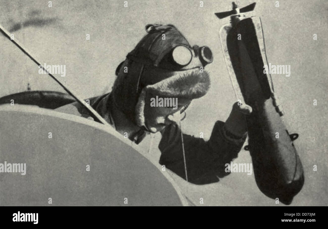 WW1 Pilot fallen einem handheld Bombardierung aus seinem Flugzeug. 1914-1918. (BSLOC 2012 4 71) Stockfoto