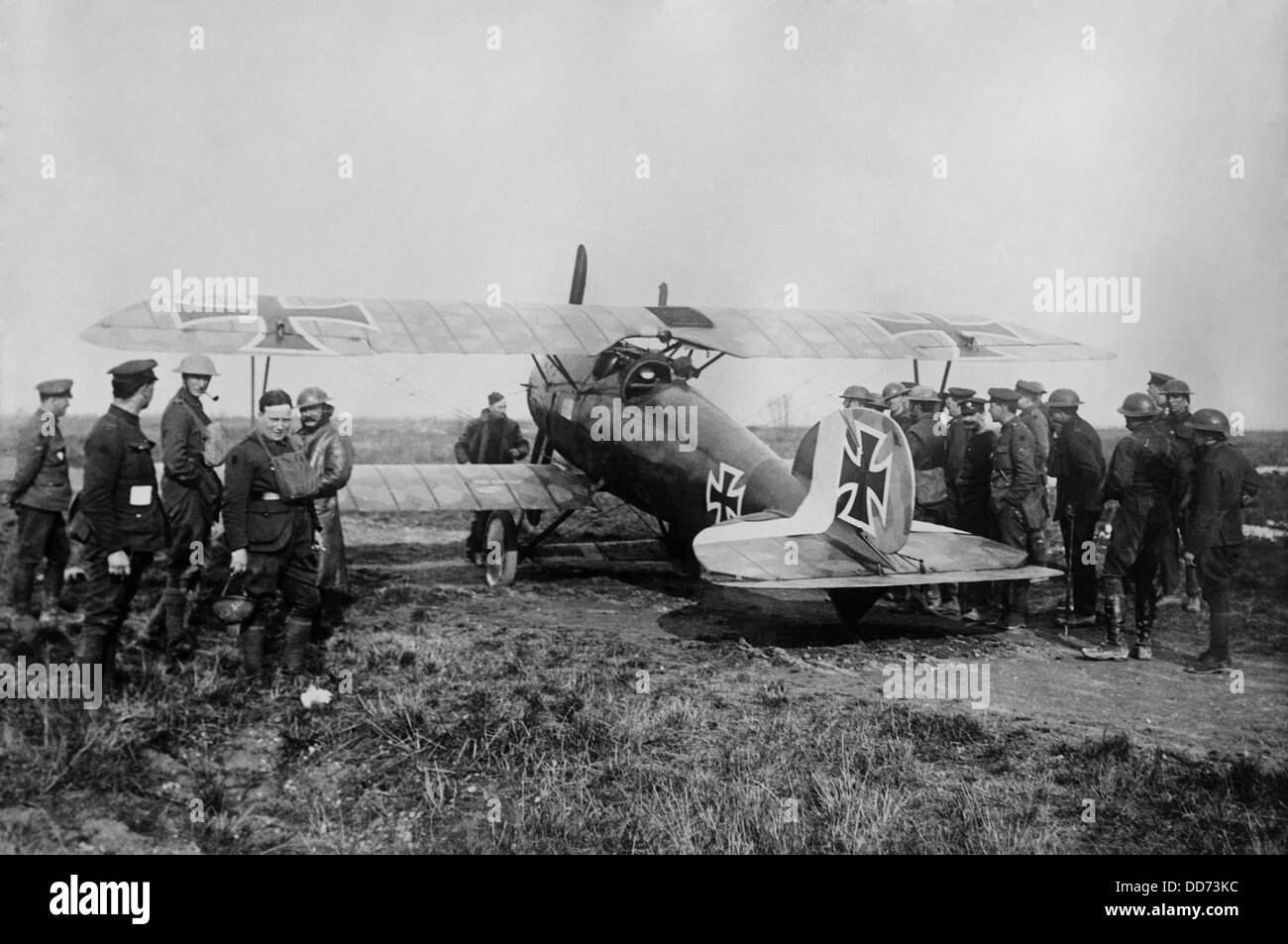 Alliierte Soldaten versammeln sich um ein erfassten WW1 deutschen Albatros-Kämpfer. 1916-18. deutsche Besatzungen mochte seine Wendigkeit und Stockfoto