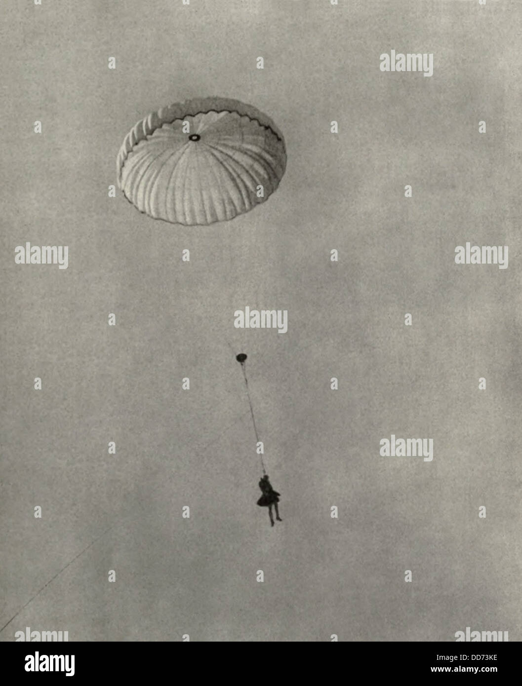 WW1 britischen Observer Flucht vor seinem Abschuss Ballon mit dem Fallschirm. 1917. (BSLOC 2012 4 82) Stockfoto