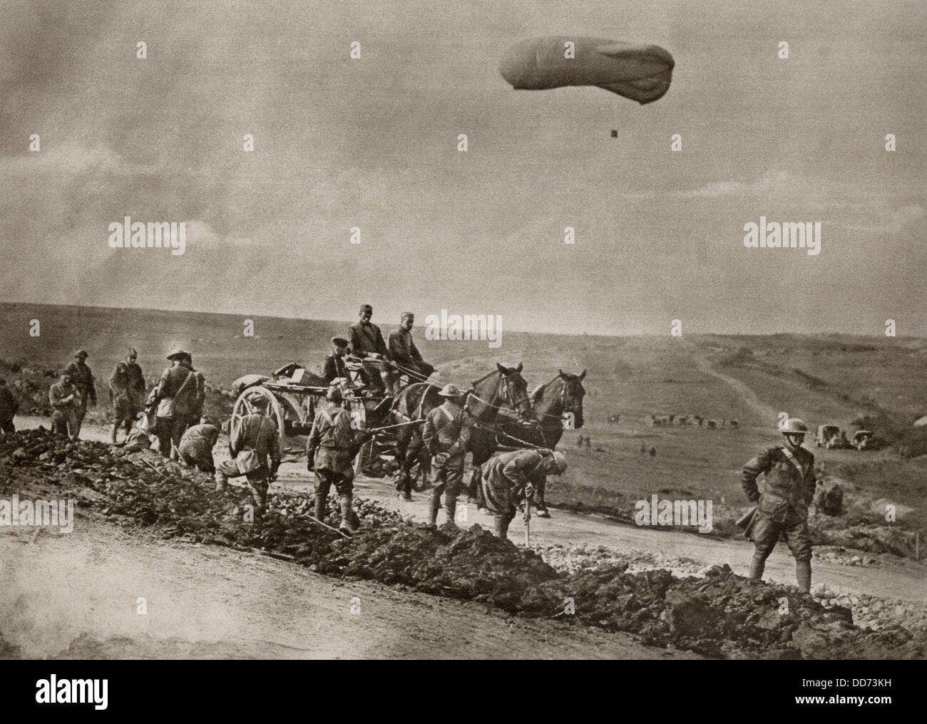US-WW1 Ingenieure Reparatur geschält Straßen als Beobachtung Ballon schwebt in der Nähe. 1918 die amerikanischen 308. Ingenieure unter dem Kommando von Stockfoto