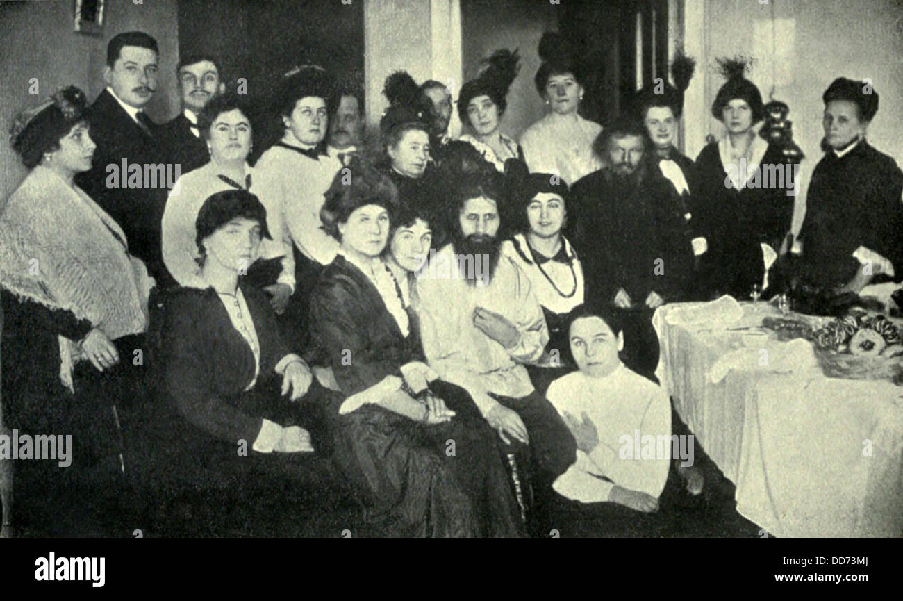 Rasputin, der Favorit der russischen Kaiserin mit Frauen Bewunderer, 1914. Dieser mystische heiligen Mann Grigory Yefimovich Rasputin, hatte Stockfoto