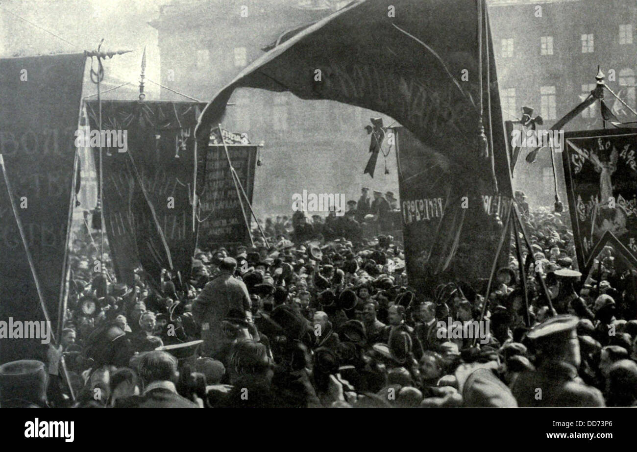 Bolschewistischen Banner und Lautsprecher in St. Petersburg während der russischen Revolution. 1917. (BSLOC 2013 4 232) Stockfoto