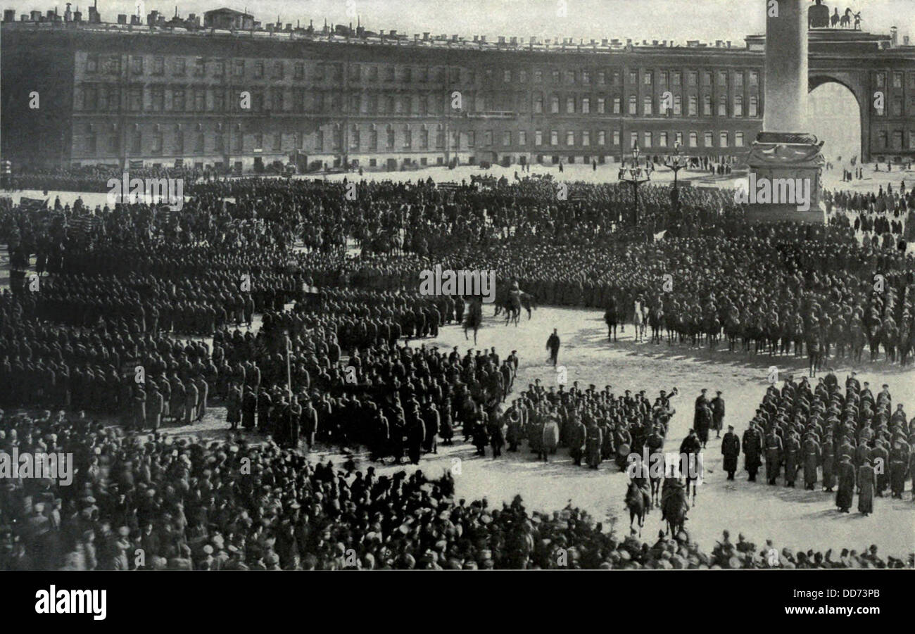 Russische Armeeoffiziere nehmen den Fahneneid auf der Oktober-Revolution. 1917. Soldaten versammelten sich auf dem Platz der Stockfoto