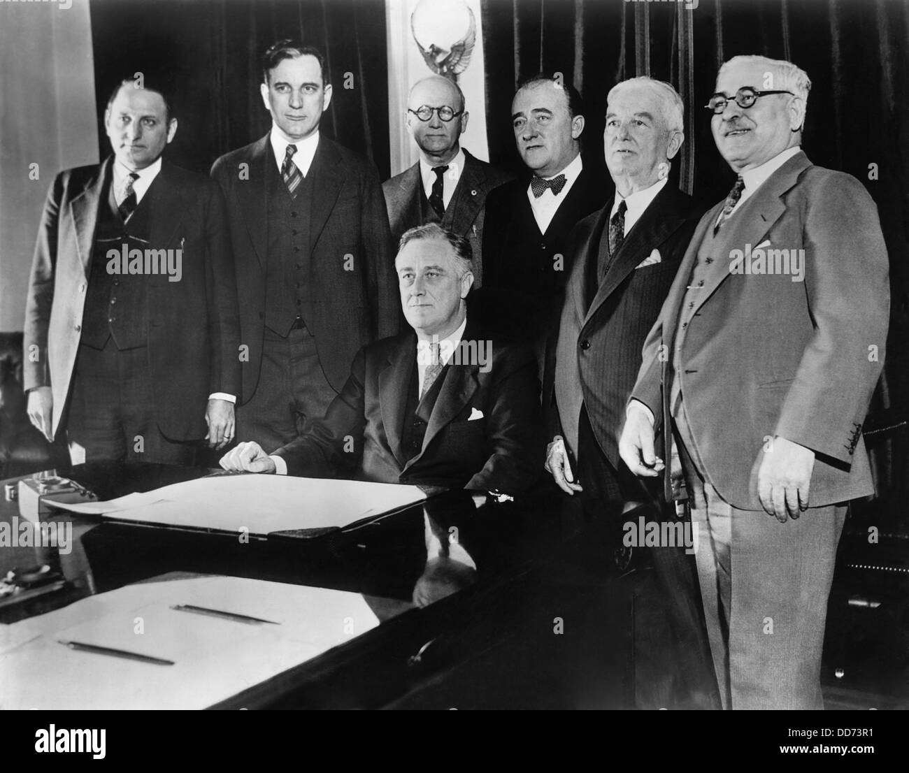 Präsident Franklin d. Roosevelt endet Verbot durch Unterzeichnung der Bier-Rechnung. März 22,1933. Des Kongresses Bier Kreuzfahrer Zeugen. Stockfoto