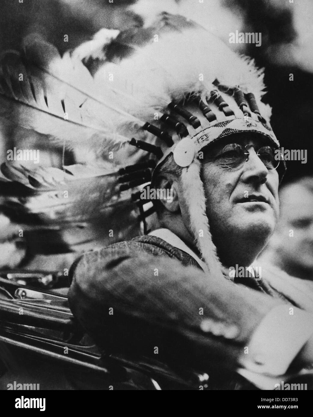Präsident Franklin d. Roosevelt trägt eine indianische Krieg Motorhaube. 23. August 1933. Er wurde in den nationalen Scout-Orden aufgenommen. Stockfoto