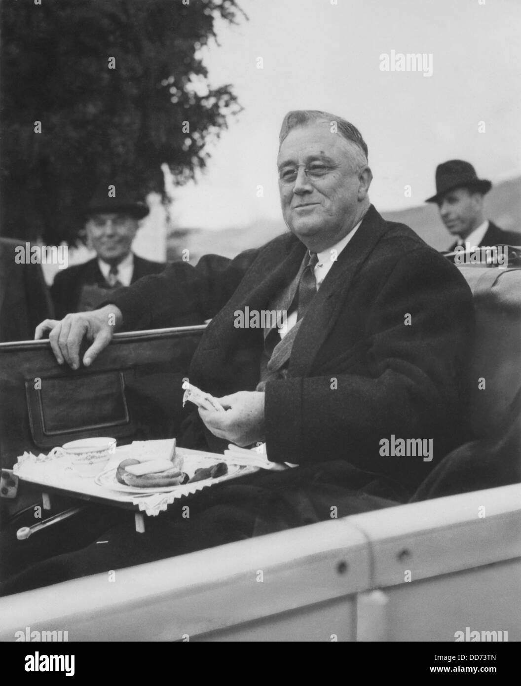 Franklin an der Grand-Coulee-Talsperre in Washington. 2. Oktober 1937. Er genießt ein Picknick in seinem Auto. Stockfoto