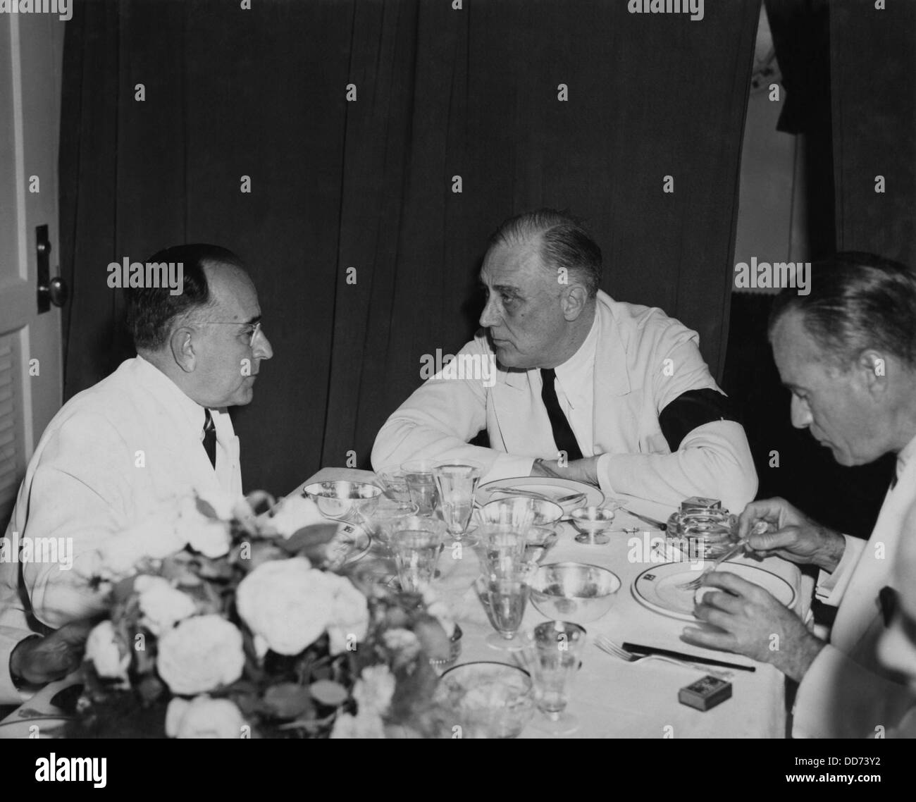 Präsidenten Franklin Roosevelt und Getulio Vargas von Brasilien am 29. Januar 1943. Sie trafen auf ein Zerstörer der US Navy in Brasiliens Rio Stockfoto