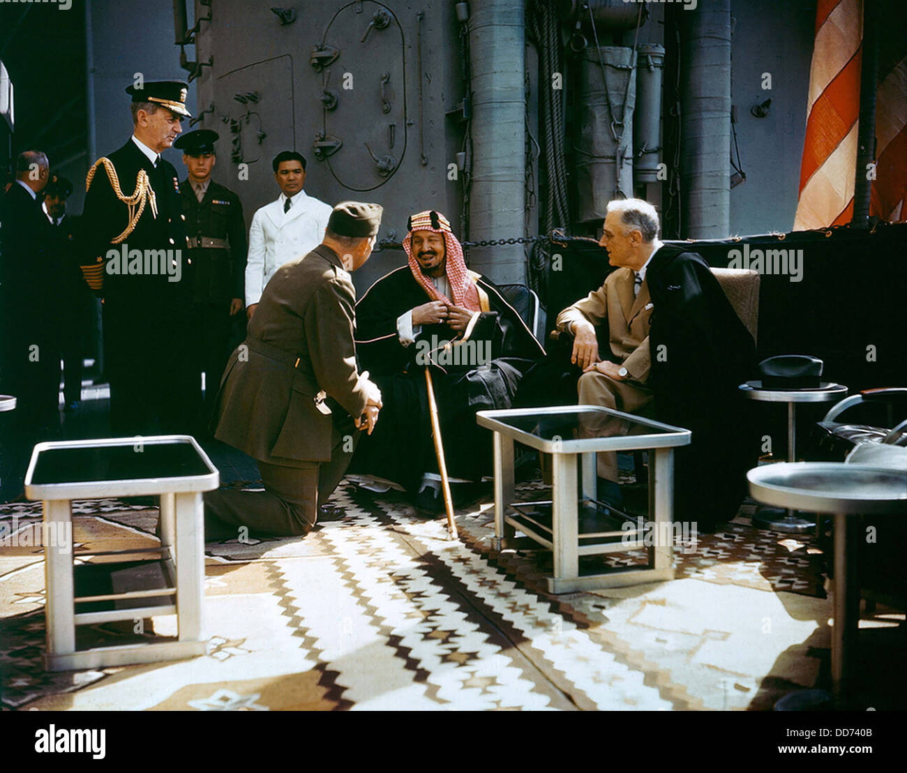 Präsident Franklin d. Roosevelt trifft sich mit Saudi-Arabische König Ibn Saud. 14. Februar 1945. Auf der linken Seite sind Admiral William Leahy und Col. Stockfoto
