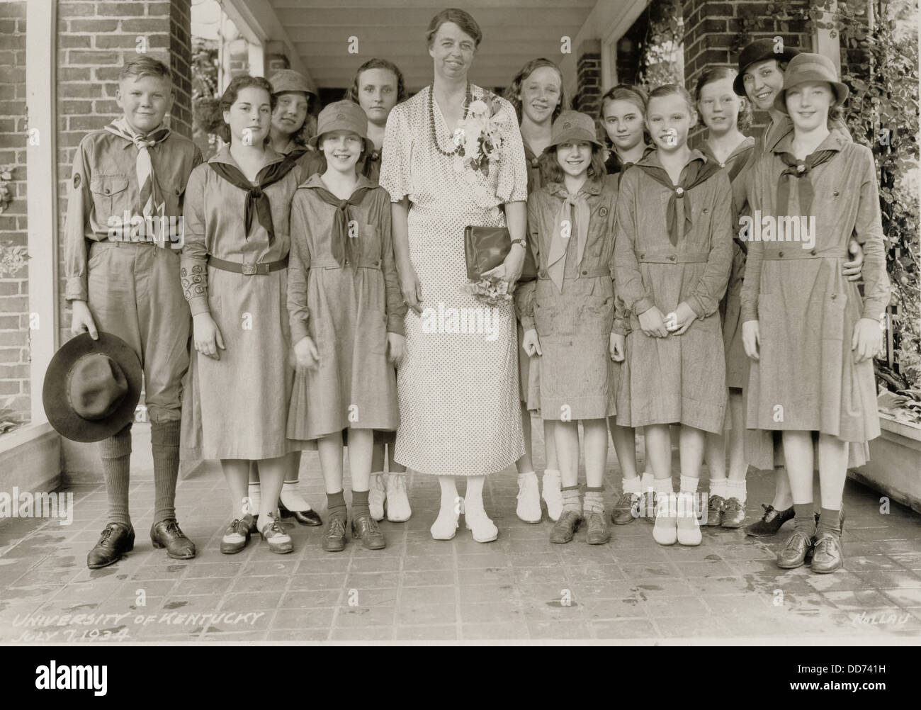 Eleanor Roosevelt mit Pfadfinderinnen von Lexington, Kentucky. 1934 eine einsame Pfadfinder steht auf der linken Seite. (BSLOC 2013 5 210) Stockfoto