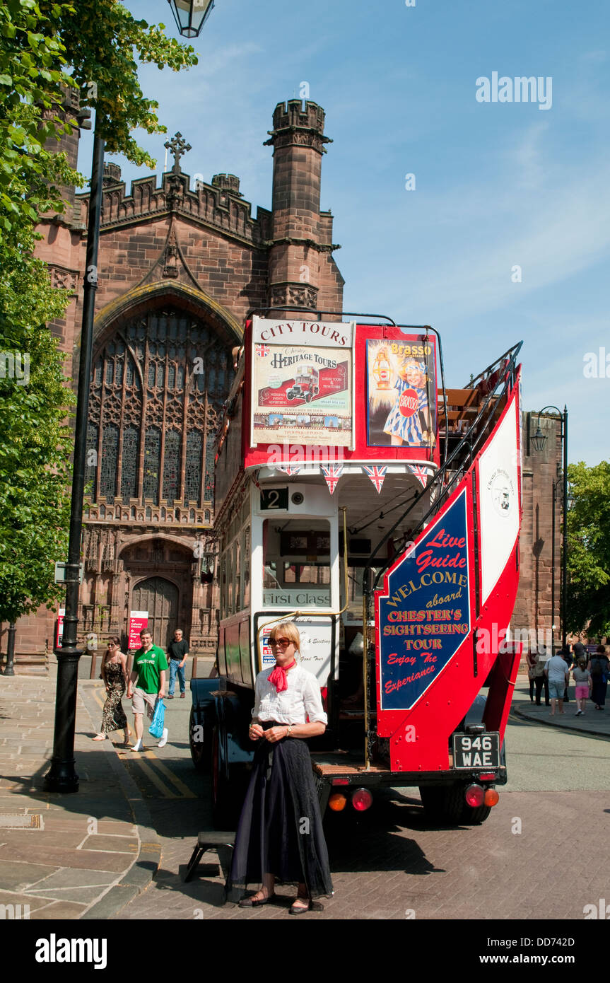 Stadt Touren Touristenbus vor der Kathedrale, Chester, UK Stockfoto