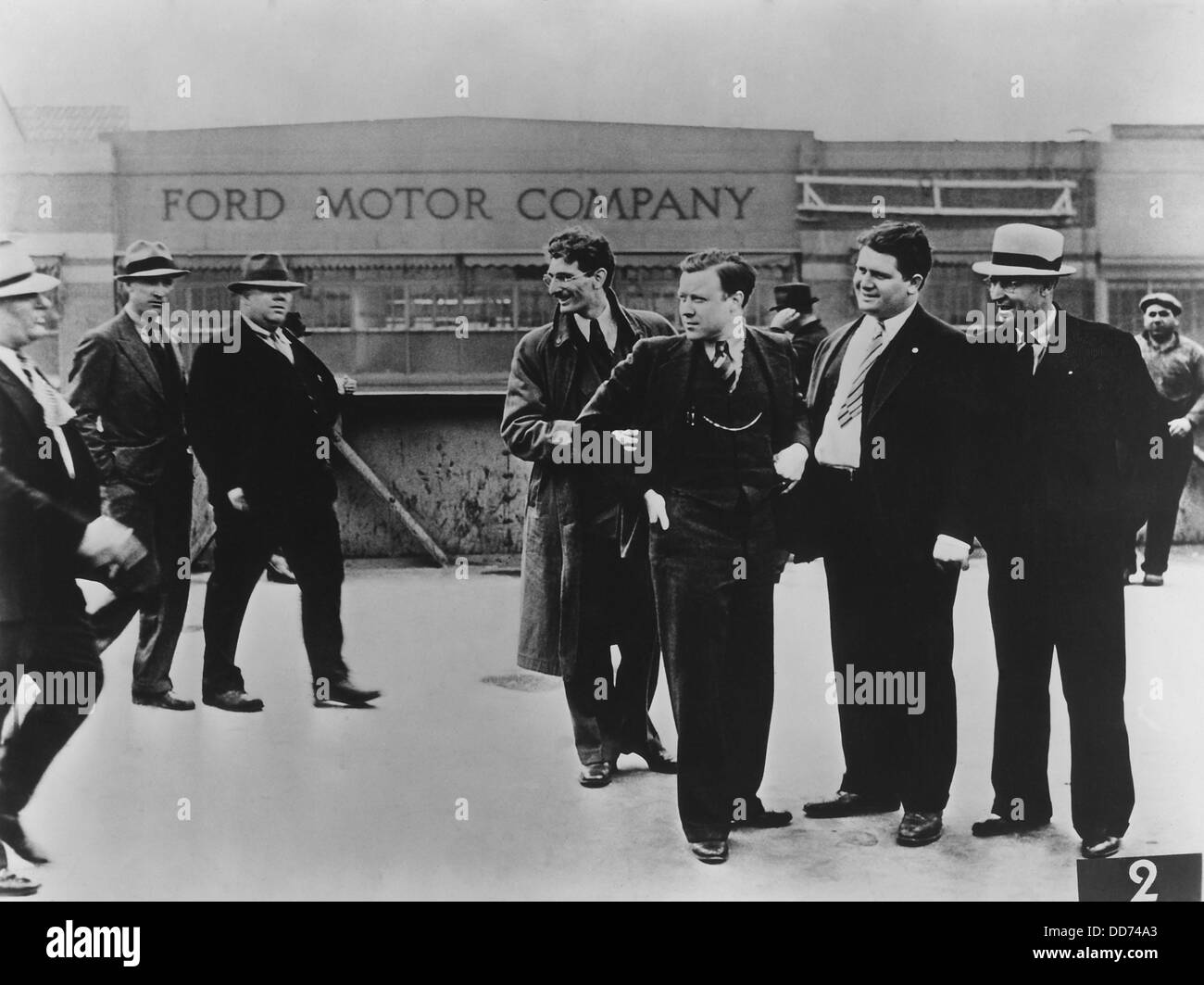 Schlacht von der Überführung im Ford River Rouge Werk. Ford Schläger vs. UAW. Mai 1937. United Auto Workers Führer, Walter Reuther (5. Stockfoto