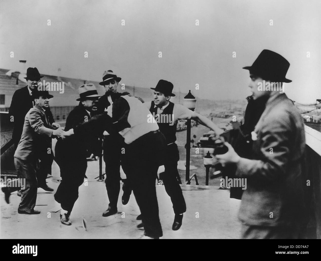 Schlacht von der Überführung im Ford River Rouge Werk. Ford Schläger vs. UAW. Mai 1937. Fords Schläger schlagen Richard Frankenstein nach Stockfoto