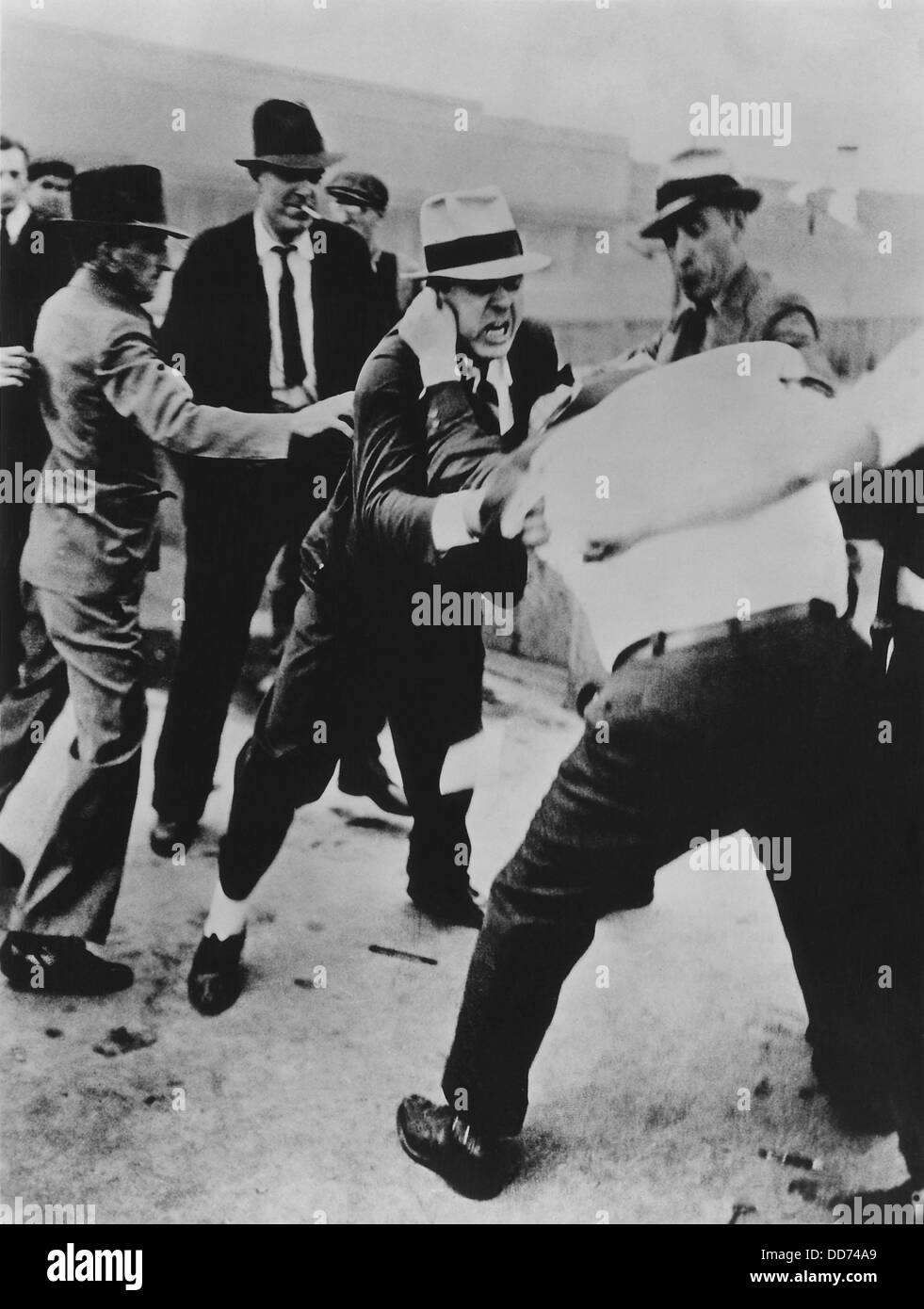 Schlacht von der Überführung im Ford River Rouge Werk. Ford Schläger vs. UAW. Mai 1937. Richard Frankenstein widersteht, wie er von geschlagen wird Stockfoto