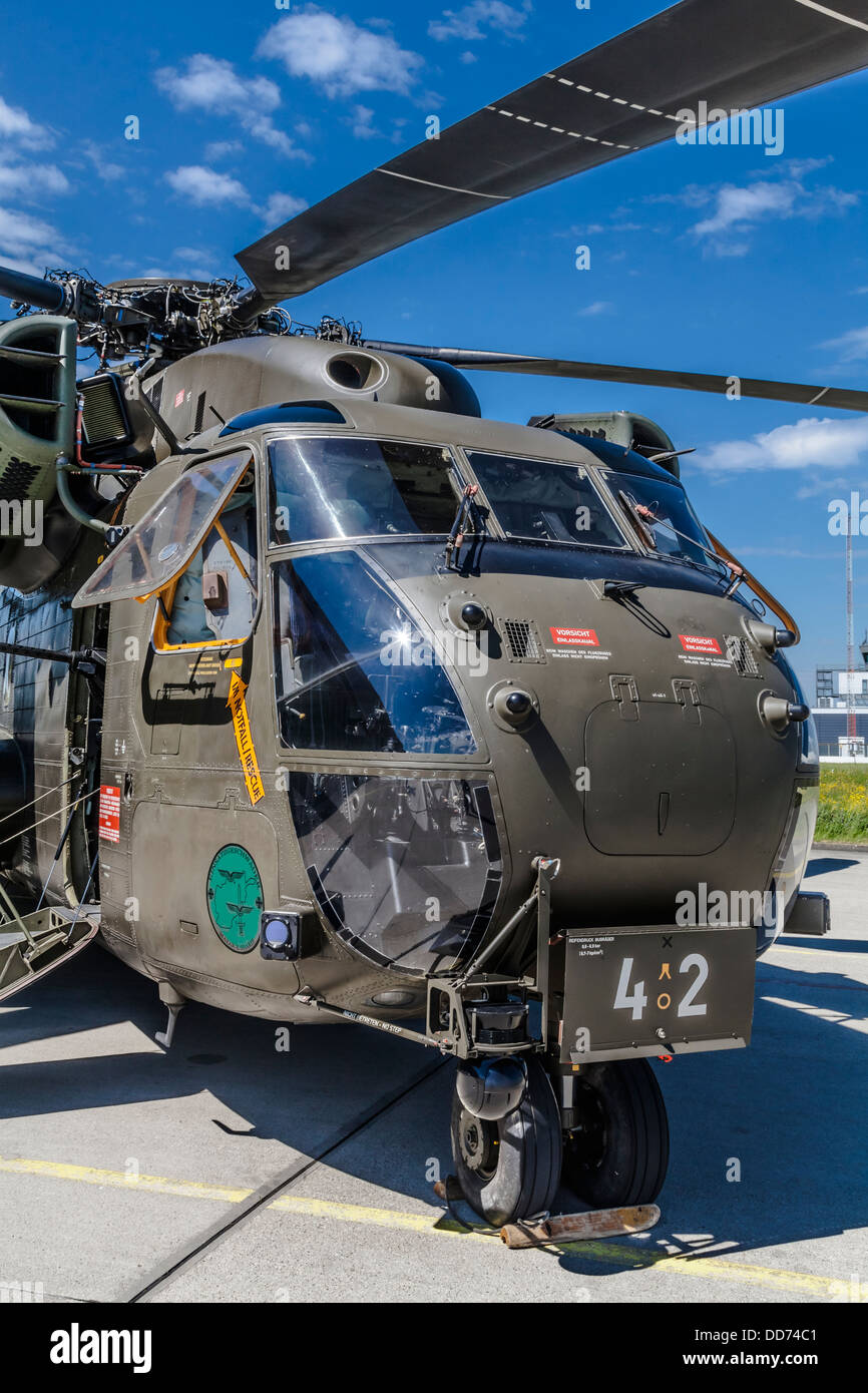 Deutschland, Laupheim, CH-53-Hubschrauber im ISAF-Konfiguration mit Motor Luft Partikel Separatoren und Maschinengewehr Stockfoto