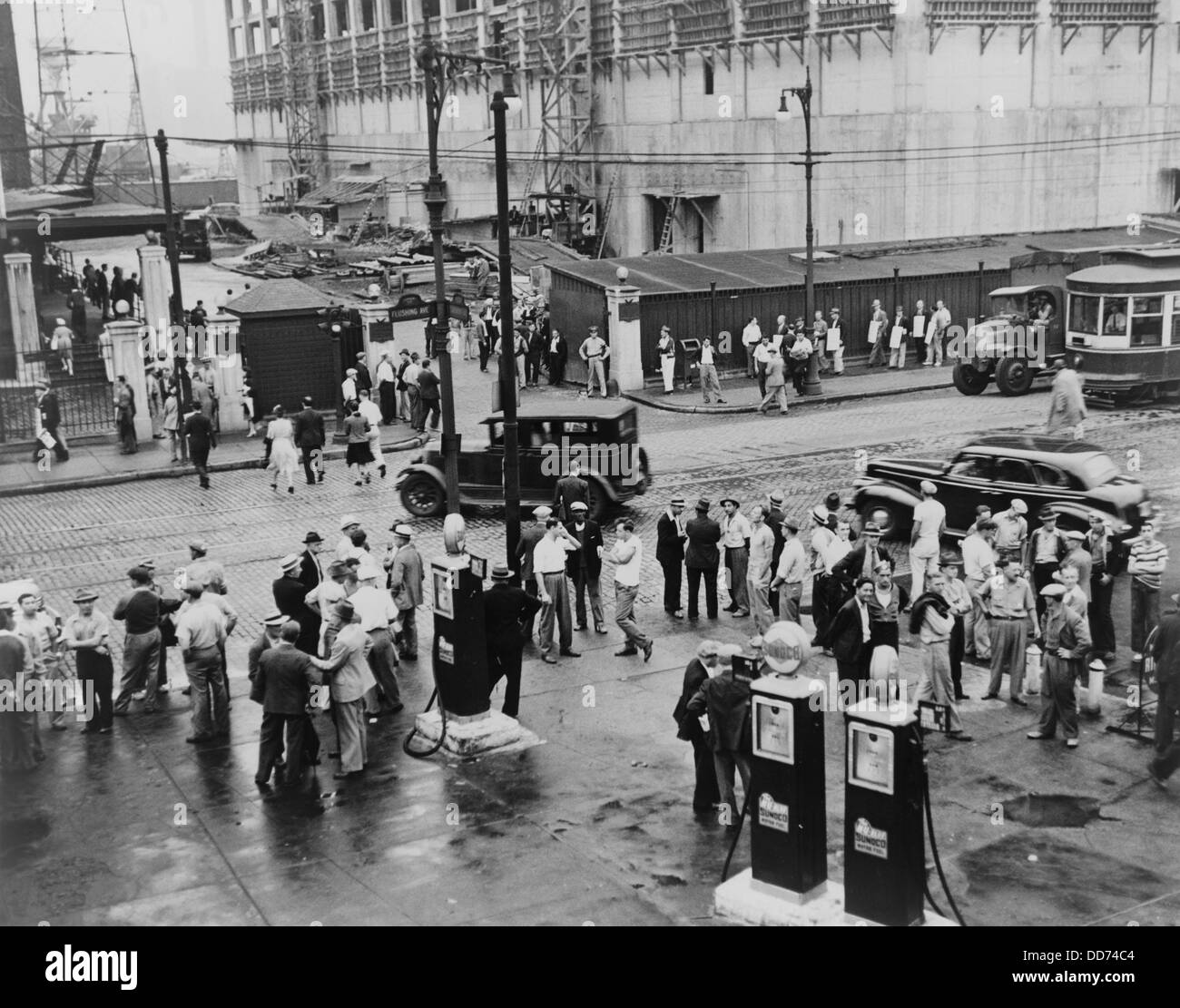 Männer in der Nähe von Tor von Brooklyn Navy Yard, während eine elektrische Streik. 1941. im Hintergrund ist ein Streikposten. Stockfoto