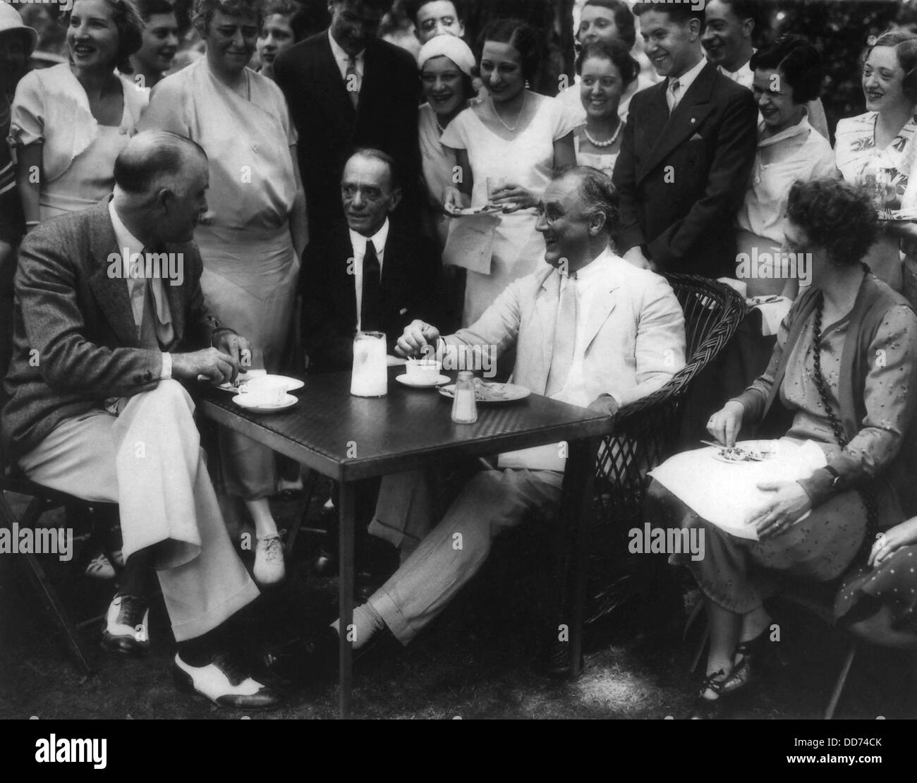 Governor Franklin Roosevelt mit Gruppe am Hyde Park. 7. Juli 1932. Bei FDR es stimmt sein langjähriger politische Berater, Louis Stockfoto