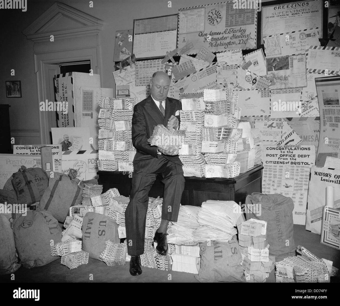 James Farley inspiziert Briefe während Luftpost Woche Feier. 15. Juni 1938. Der Postmaster General und Vorstandsvorsitzender der Stockfoto