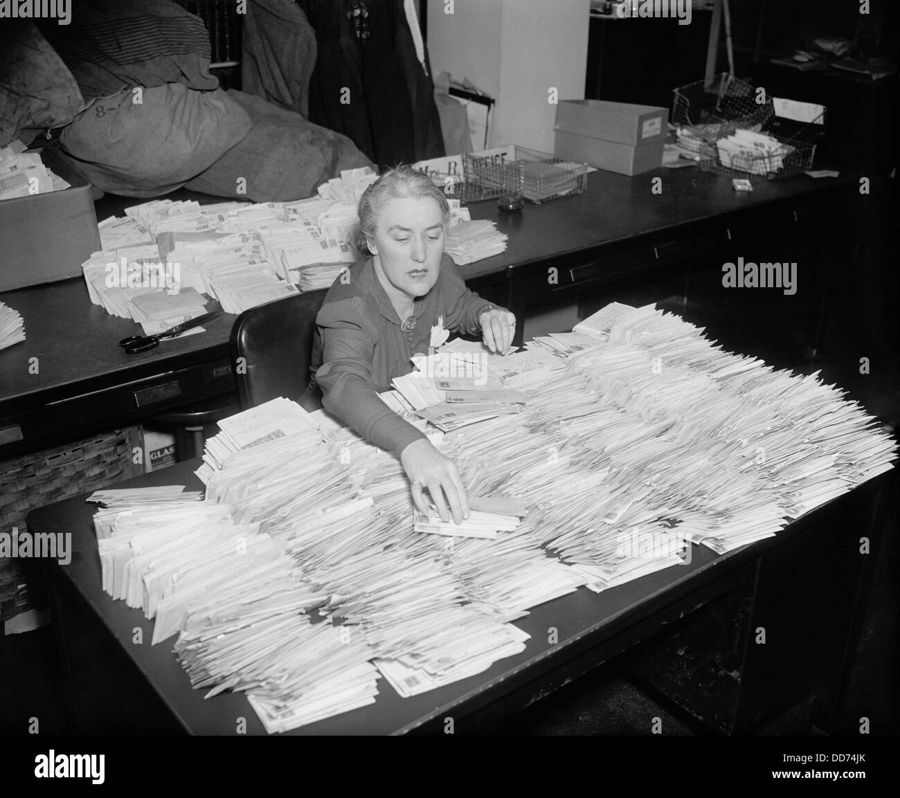 Marguerite "Missy" Lehand, FDR Sekretär March of Dimes e-Mail öffnen. 28. Januar 1938 (BSLOC 2013 6 161) Stockfoto