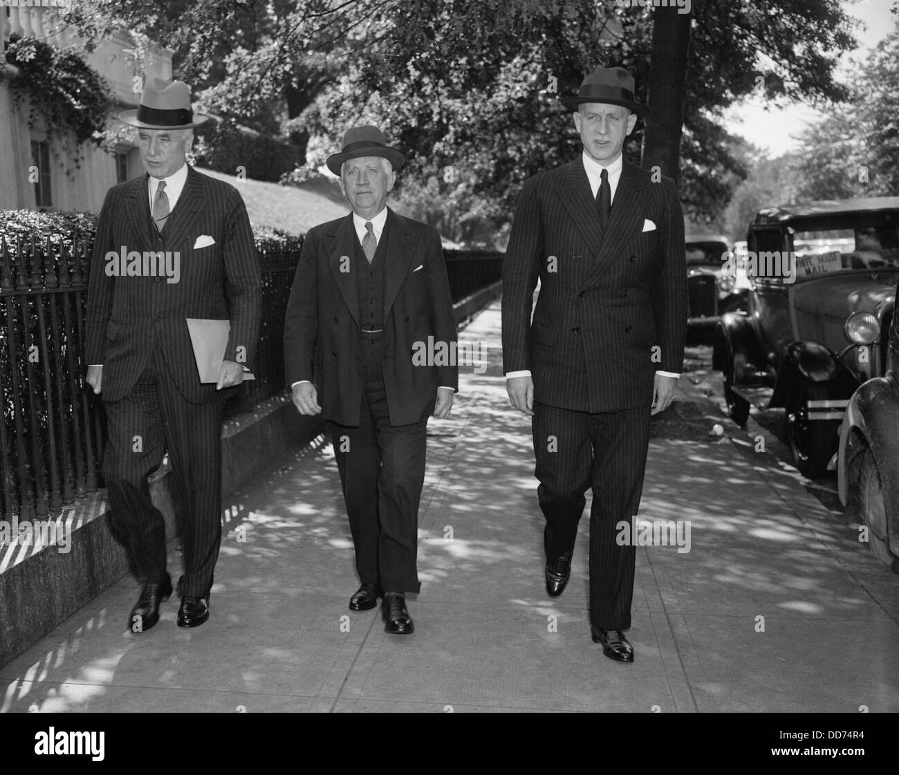 FDR die Außenbeziehungen Berater nach einem Treffen im Weißen Haus. 8. Oktober 1937. L-r: Sek. der staatlichen Cordell Hull; Norman H. Davis, Stockfoto