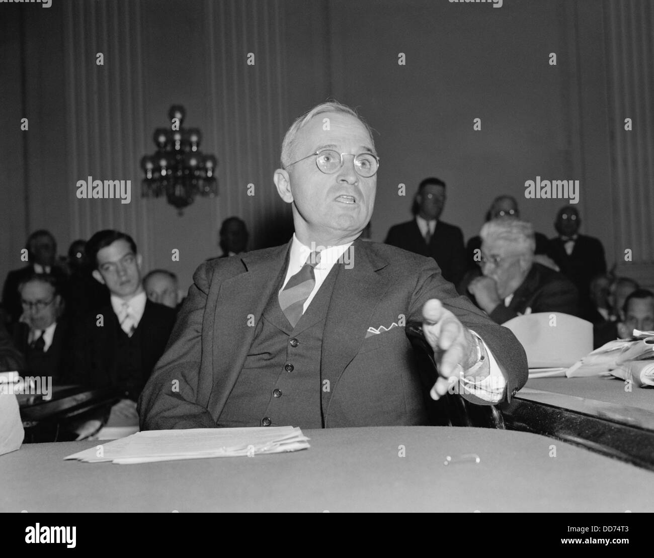 Senator Harry Truman, Zeugnis gegen einen vorgeschlagenen Schiene Lohn geschnitten. 14. Oktober 1938. Er sagte, dass der Schnitt löst nicht die Gegenwart Stockfoto